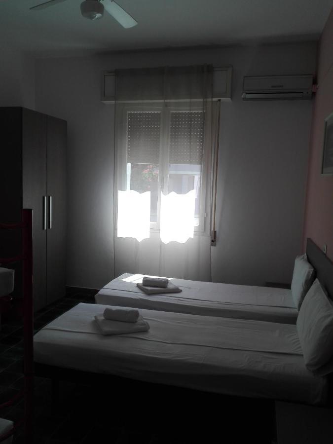 רימיני Hotel Villa Lorena מראה חיצוני תמונה