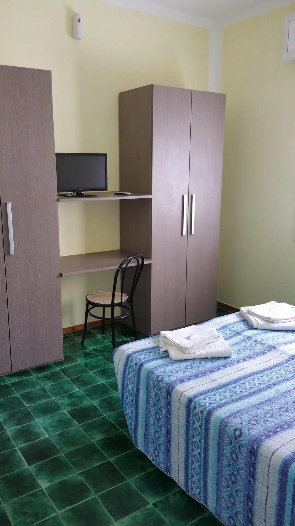 רימיני Hotel Villa Lorena מראה חיצוני תמונה