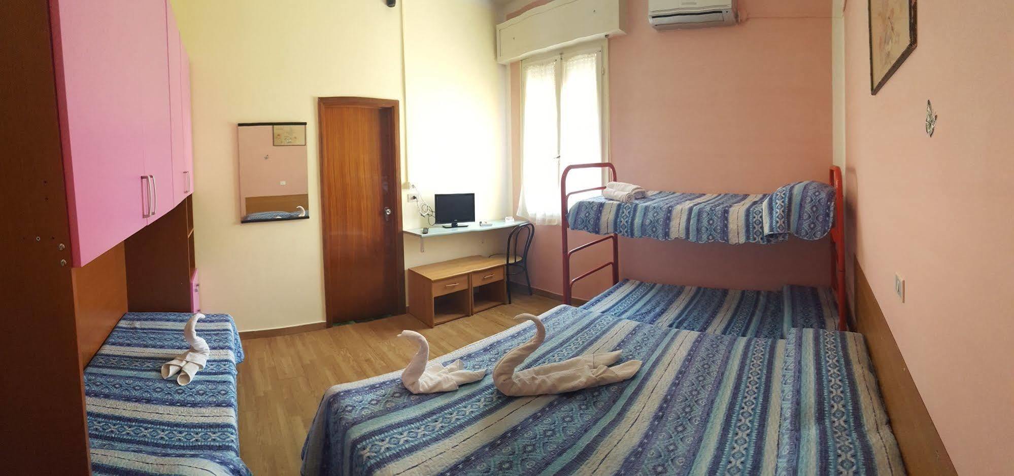רימיני Hotel Villa Lorena מראה חיצוני תמונה