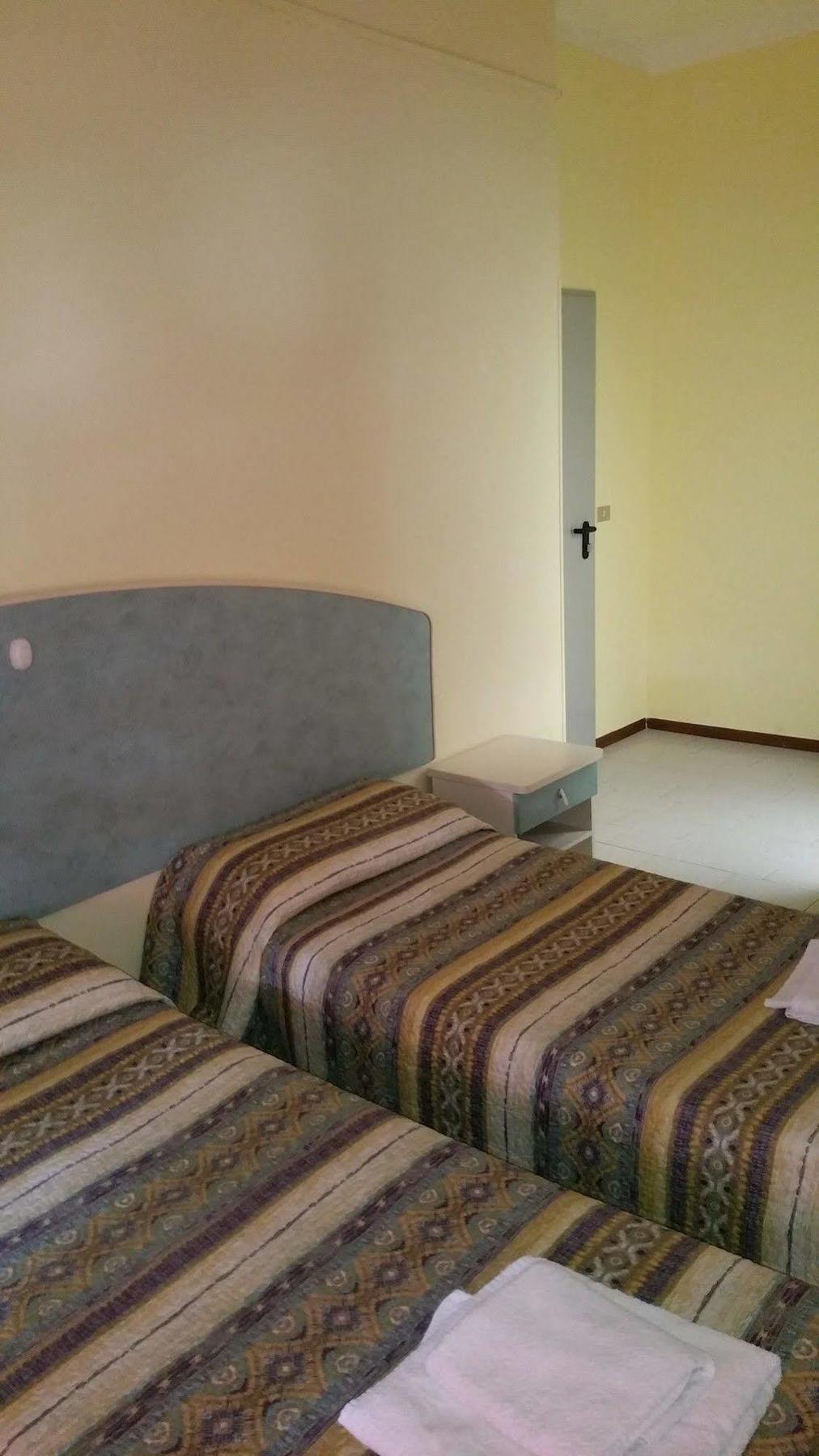 רימיני Hotel Villa Lorena מראה חיצוני תמונה