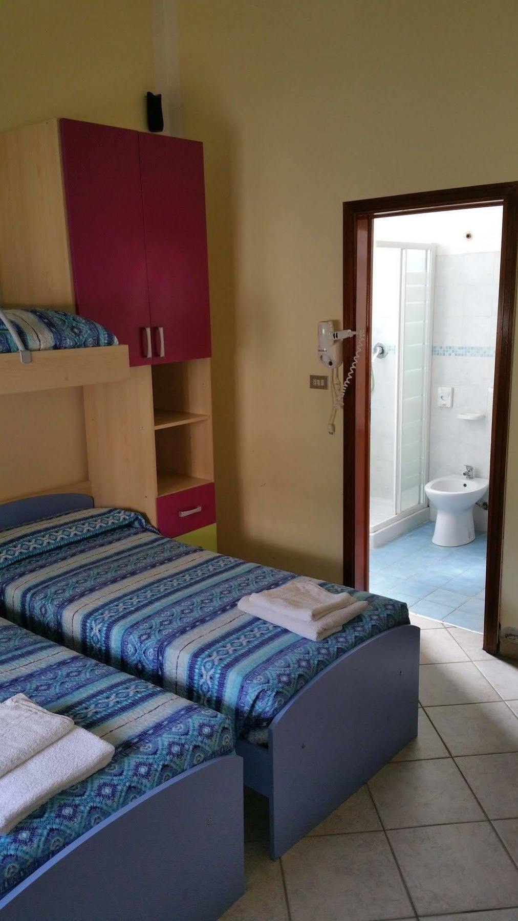 רימיני Hotel Villa Lorena מראה חיצוני תמונה