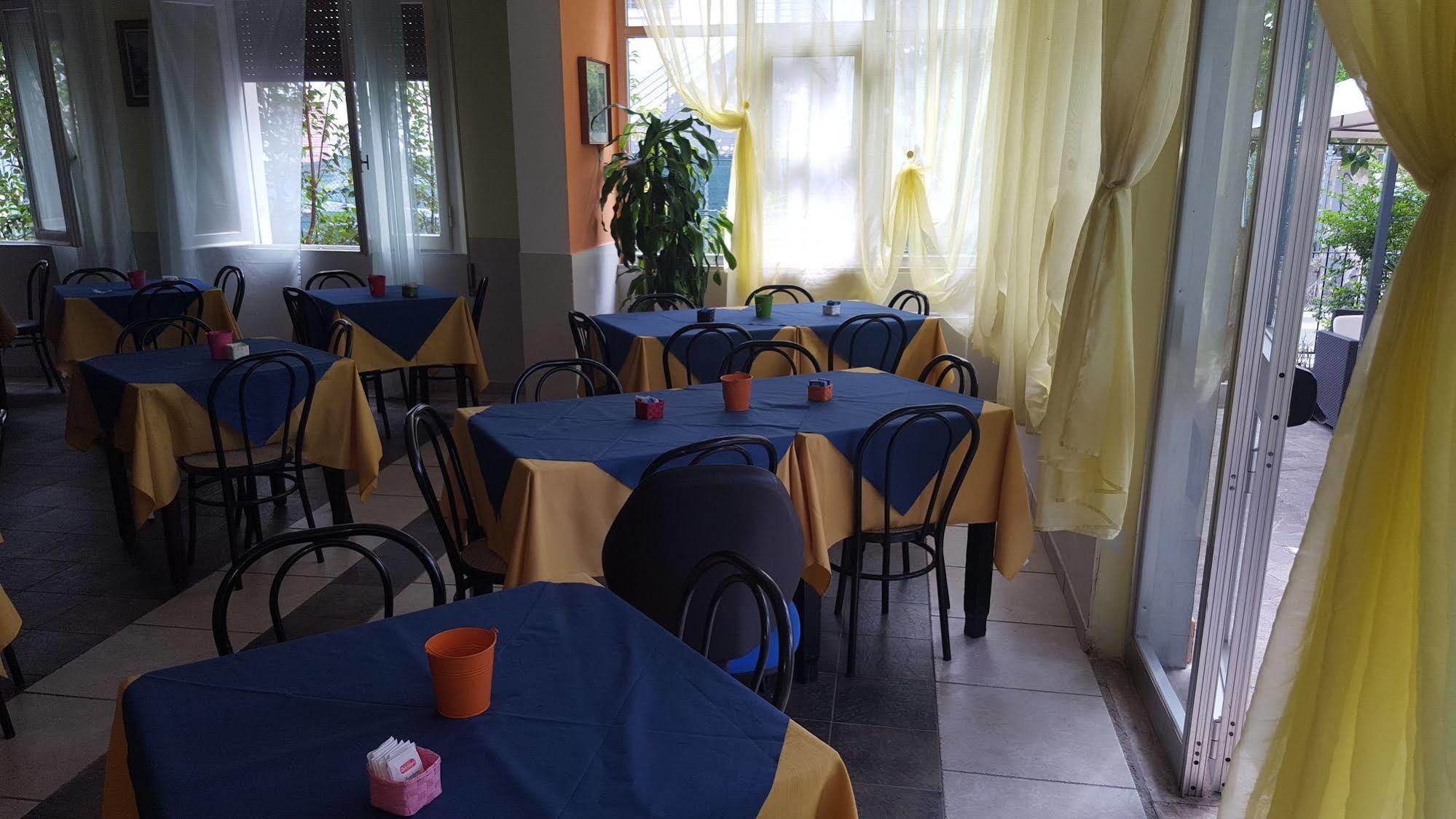 רימיני Hotel Villa Lorena מראה חיצוני תמונה