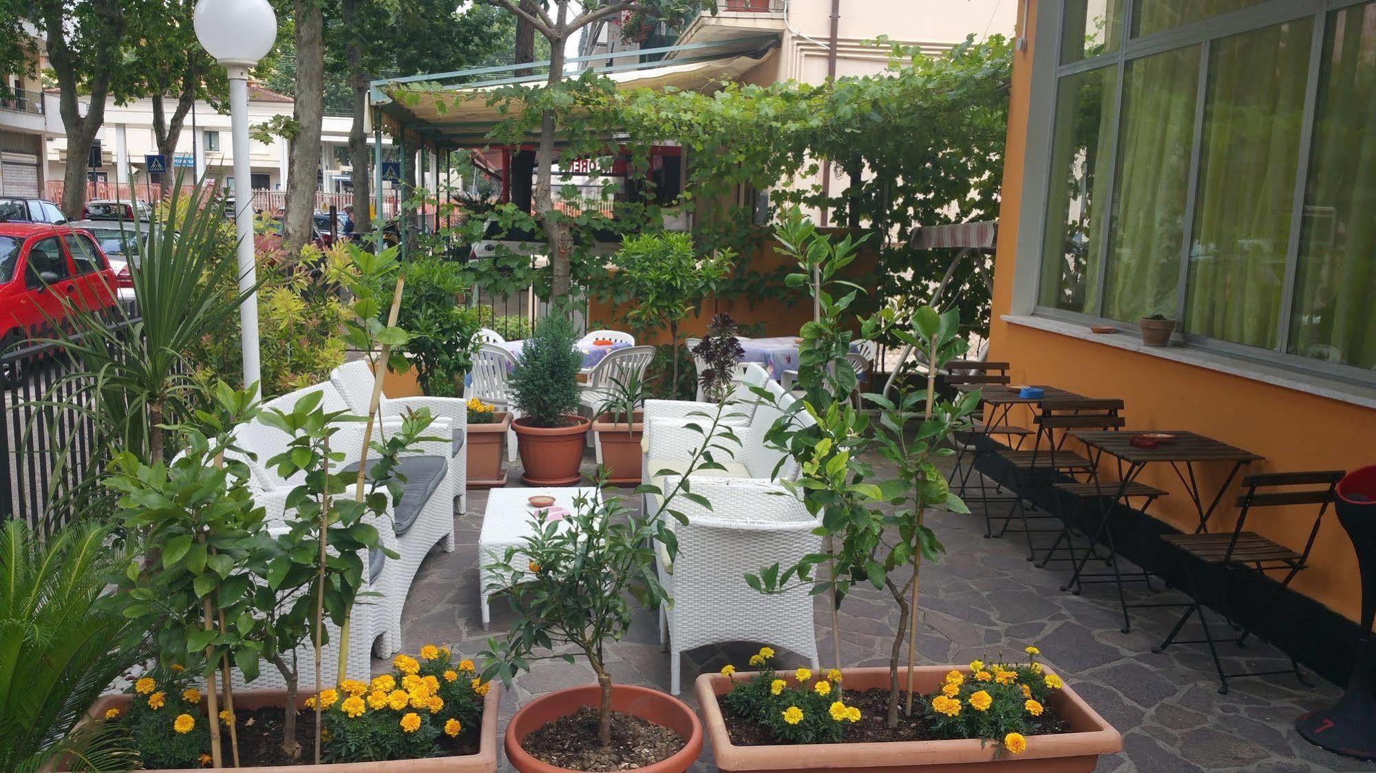 רימיני Hotel Villa Lorena מראה חיצוני תמונה